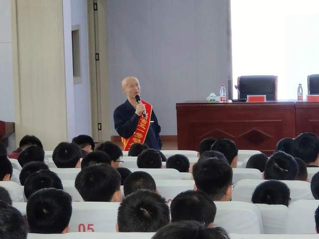 最美劳模张万红进忻州市第一职业中学校园宣讲