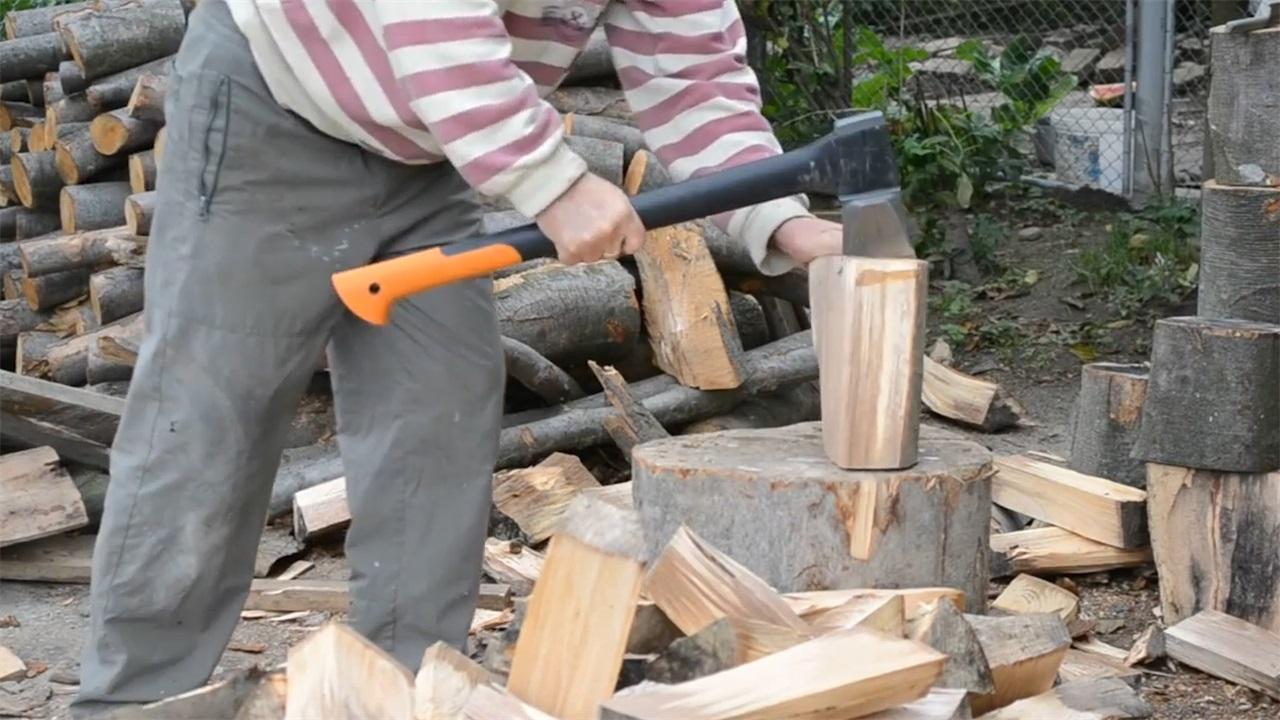 老外发明"轮辋"砍柴机,一天能砍15吨木头,30块钱造一个