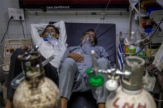印度两个新冠病人共用一张病床 印度为什么出现第二波疫情？
