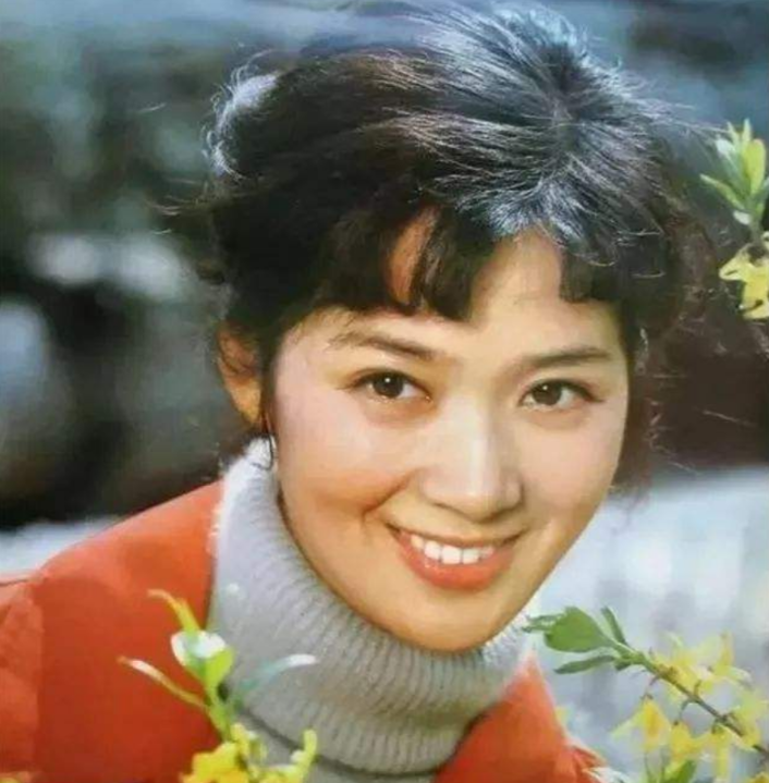 李小璐妈妈张伟欣:年轻时差点死在片场,今离异的女儿又成她心病