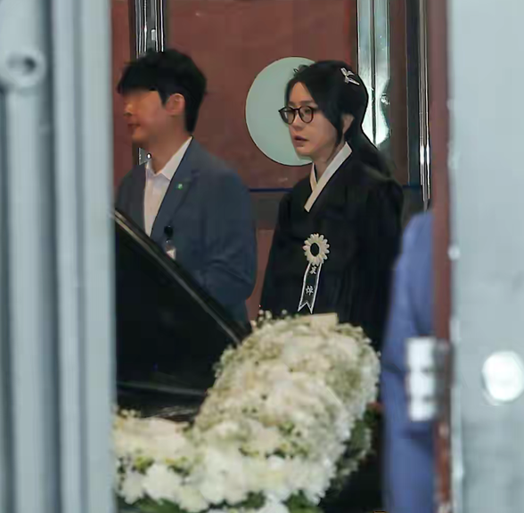 韩国第一夫人穿丧服亮相把大家惊艳!素颜参加葬礼,变憔悴了