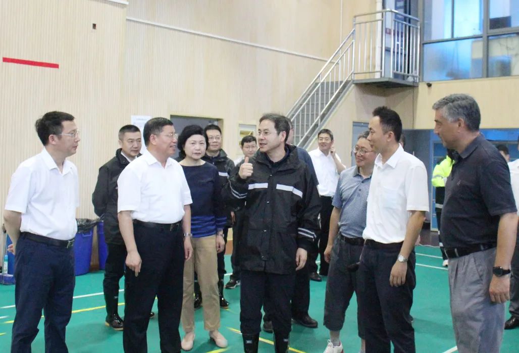 上海市政府副秘书长,浦东新区区委副书记,区长杭迎伟检查中建八局防汛