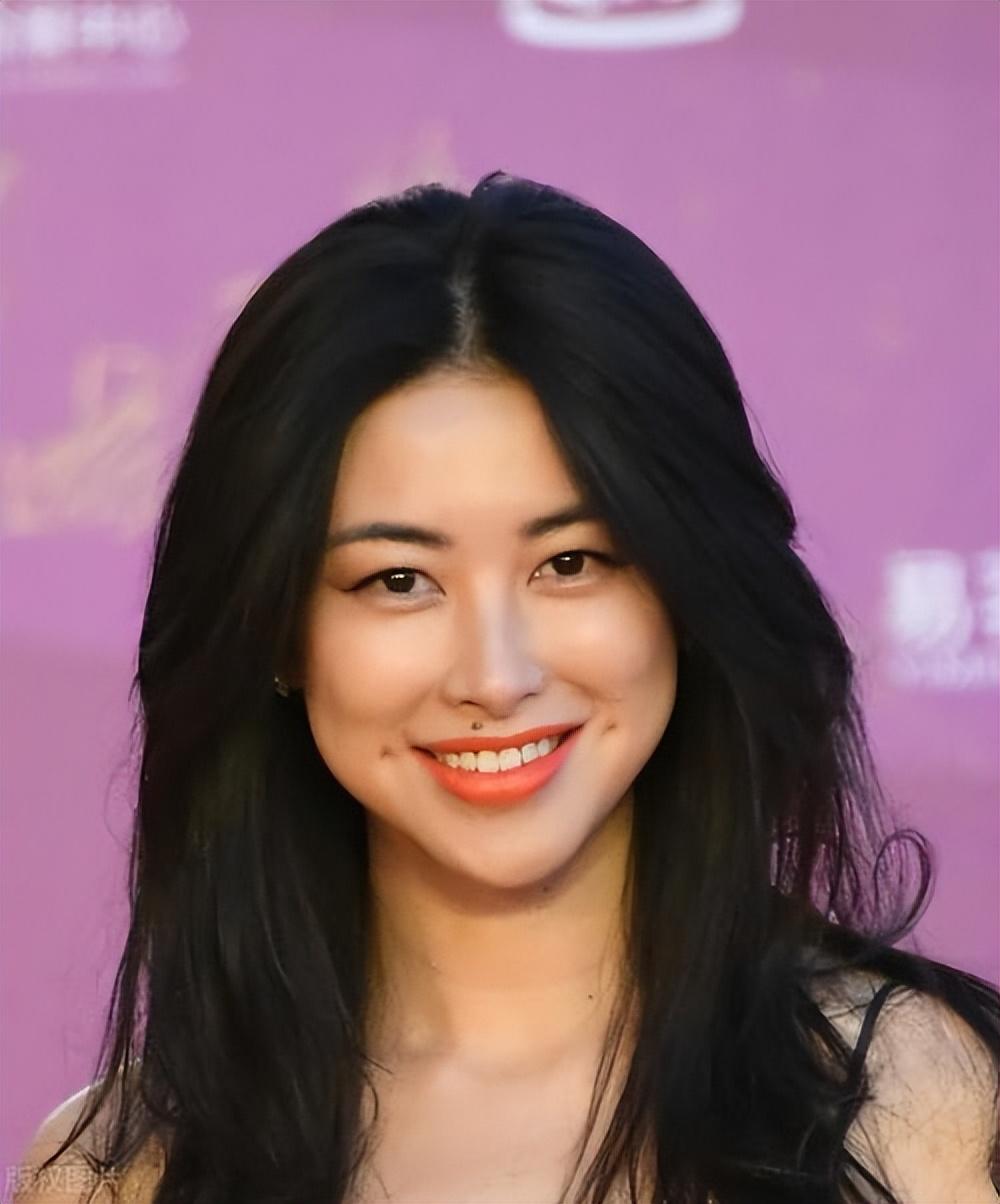 回顾豪横情史朱珠前任个个都是人物37岁选择嫁给普通人