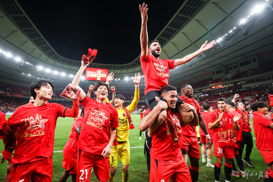 3张红牌,少一人作战,混战中上海海港提前一轮夺得中超联赛冠军