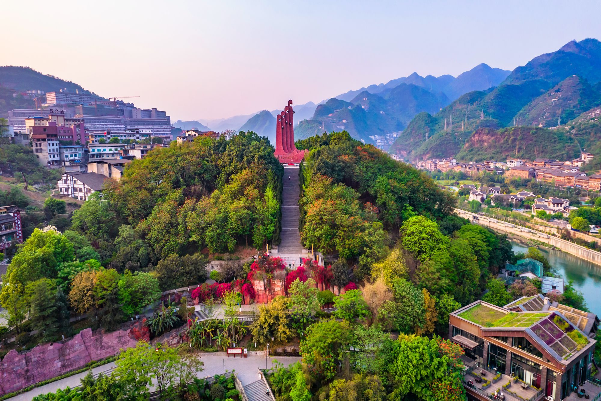 贵州茅台镇1915广场,游客休闲打卡地,倾听名酒背后的传奇故事