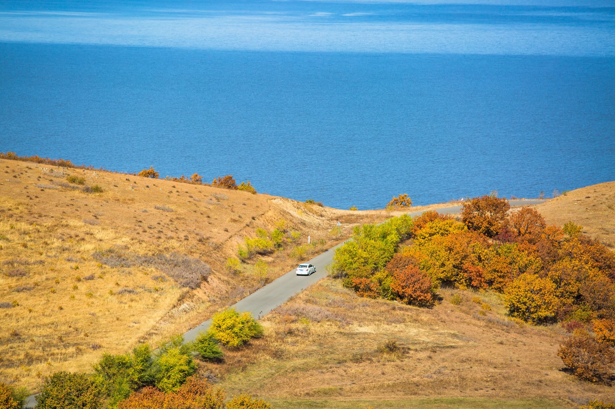 乌兰浩特察尔森水库风景区,被誉为"草原明珠",航拍风景美如画