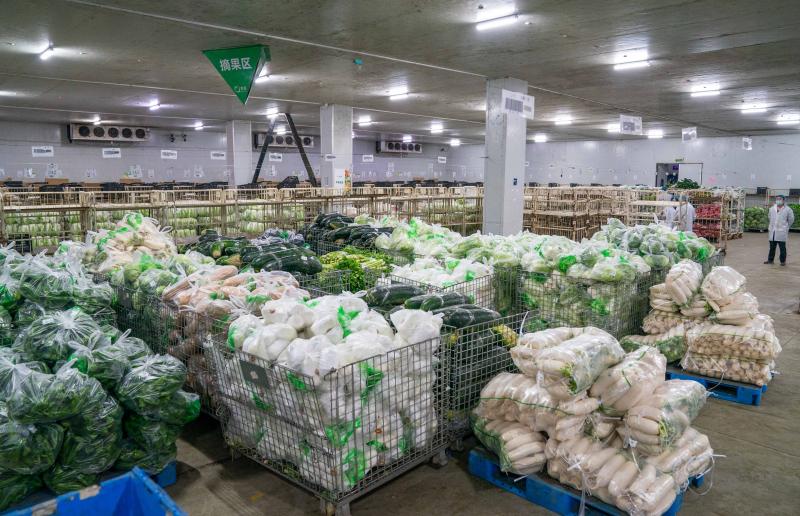 深夜,他们开始忙碌起来,200多吨食材将从这里运往进博会