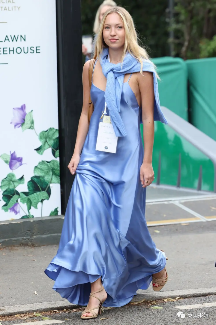 歌手ella eyre穿了over-size牛仔材质的套装,搭配金耳环,充满个性但不