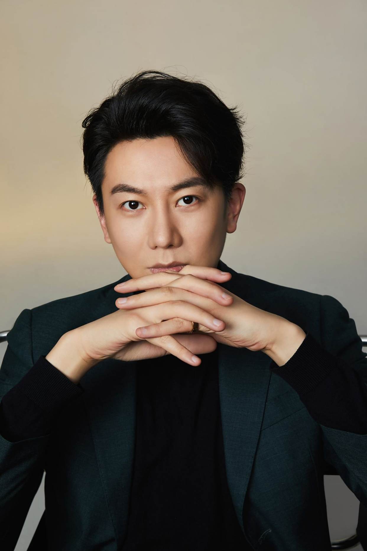 王聪生日写真曝光 绅士儒雅帅气值满分