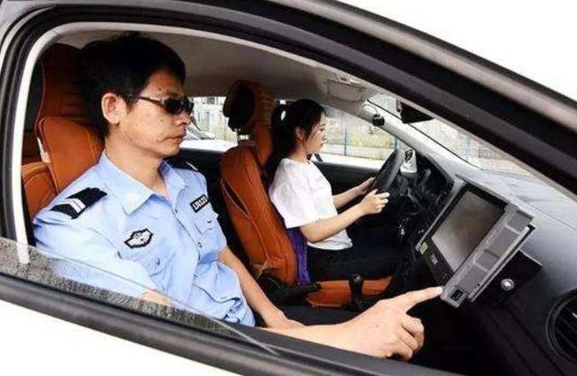 驾校没底线了?女子上车6秒,什么都没做就被判不合格,果断报警