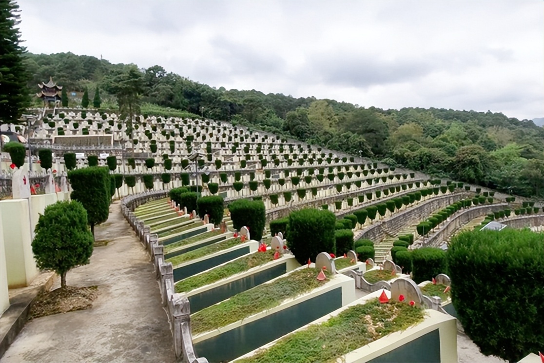 麻栗坡烈士陵园全景图片