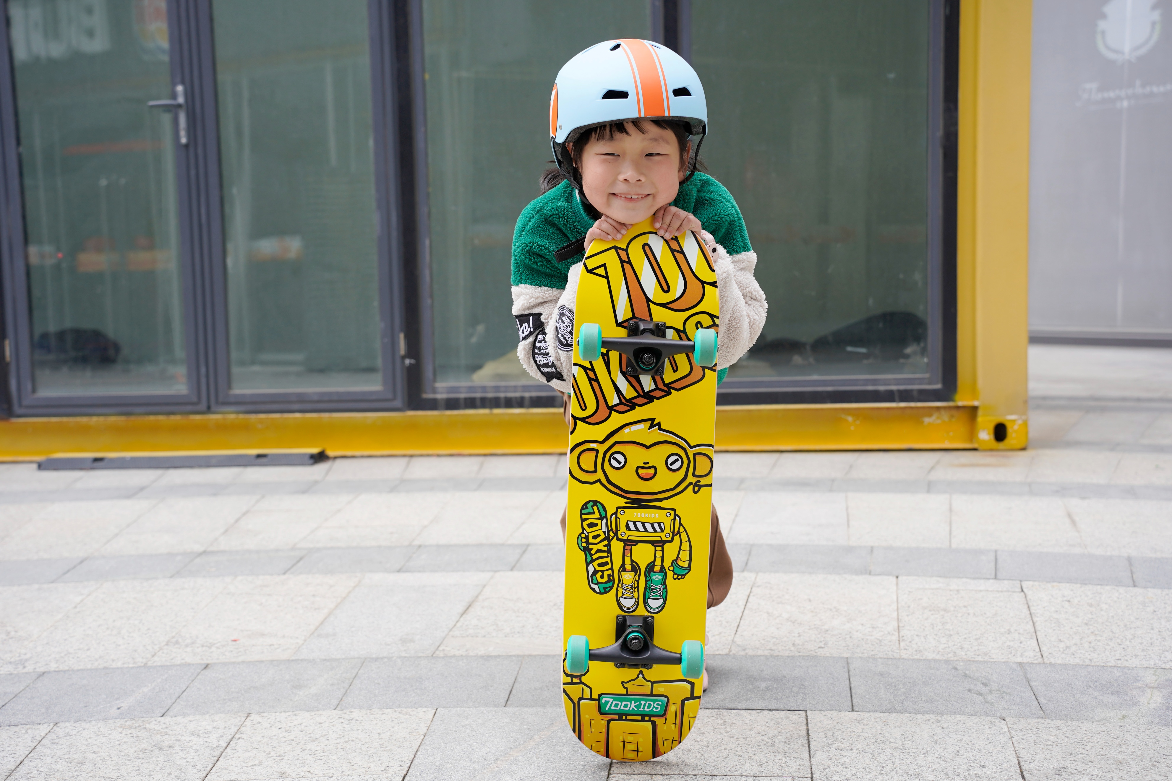 小朋友的第一块滑板,柒小佰双翘滑板初体验:趣玩滑板燥起来!