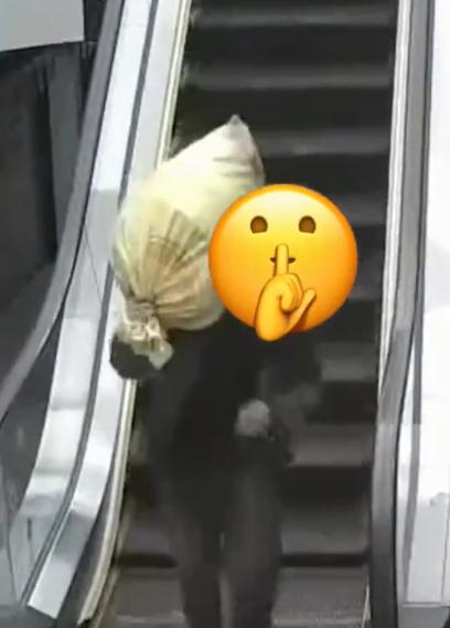 安徽芜湖:男子扛麻袋连偷21家商铺