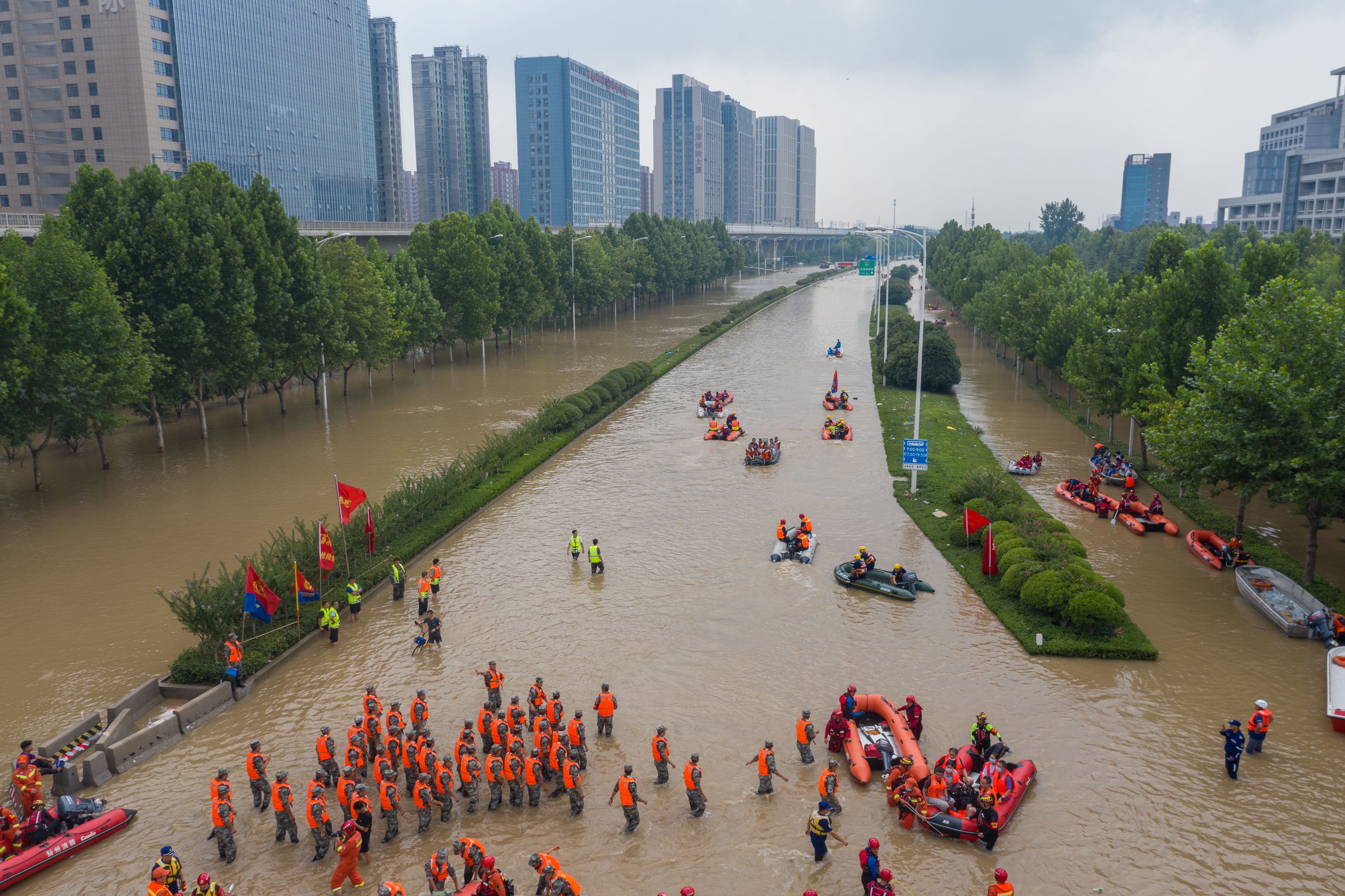 郑州暴雨救灾图片图片