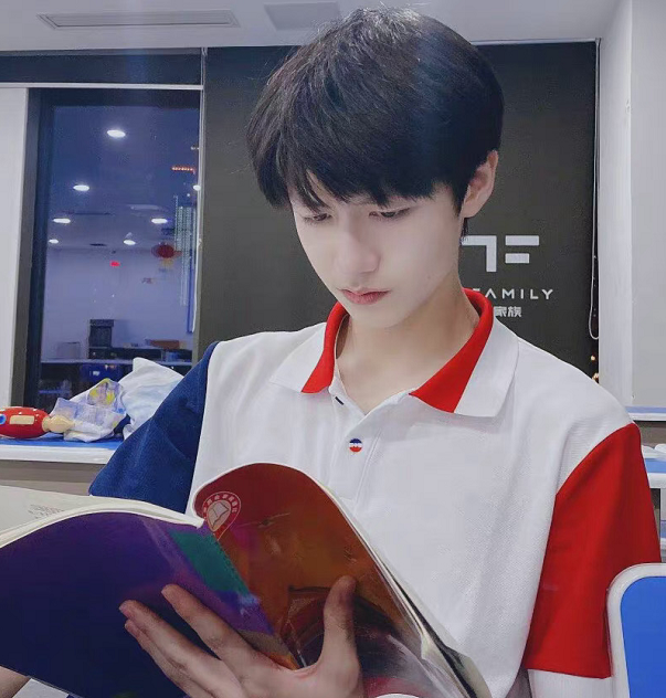 朱志鑫亮相学校运动会,穿红校服颜值很高,生图依旧帅气