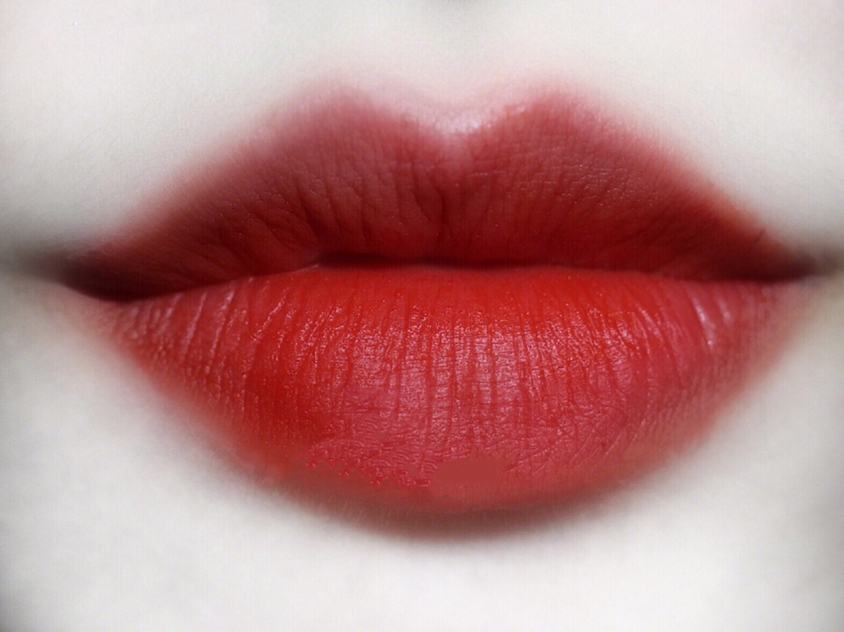 首先,m唇图片强调中央上唇的宽度和厚度,呈现出鲜明的倒三角形状.