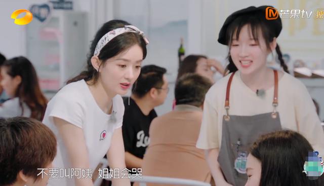 当妈的赵丽颖被喊姐姐,李浩菲却被喊阿姨,变脸后一句话尽显情商