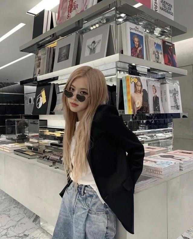 rose浅紫色发型上热搜,好身材配上厌世脸,满满的妖艳高级感