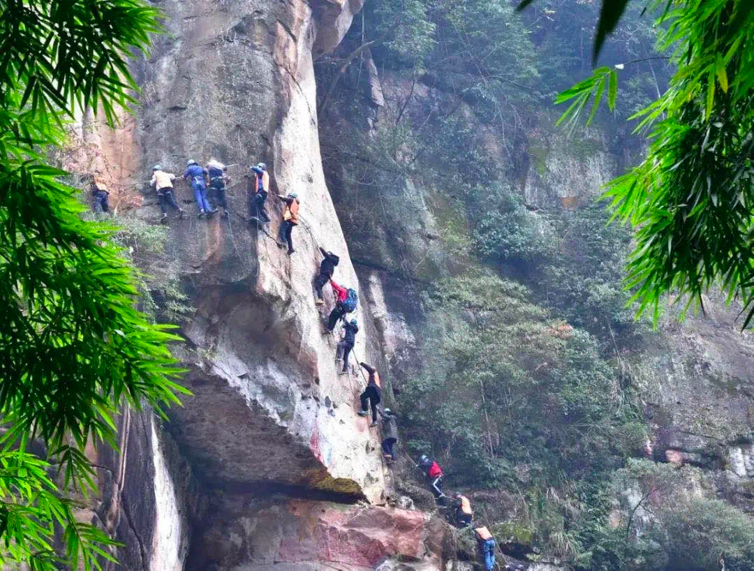 玻璃棧道 登上高空觀景平臺旁的高空玻璃棧道 在藍天白雲之下