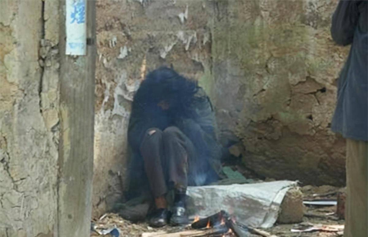 09年,河南23岁男子活活饿死家中,生前曾把家具劈成柴火取暖!