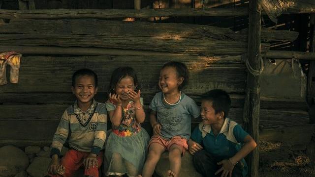 走进我国接壤的老挝山区,农村的孩子令人触动,他们的笑容会感染