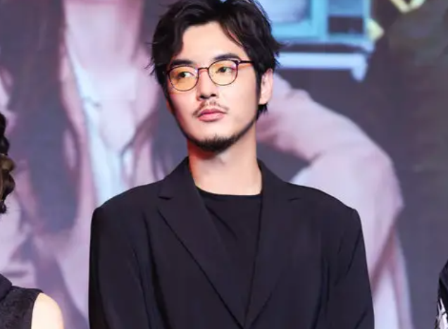 曝爱情公寓陆展博隐婚,与女子搂肩散步疑有娃,她身份是其经纪人