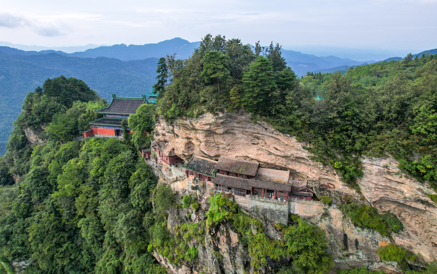 武当山南岩,张三丰在此炼丹,吕洞宾在此修道,陈抟写下卧佛睡寿