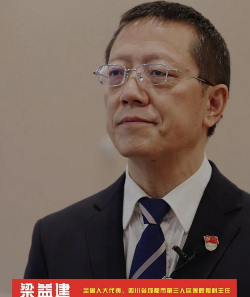 梁益建:靠着"乞讨"给患者凑医药费,"掰直"2000多人的脊梁