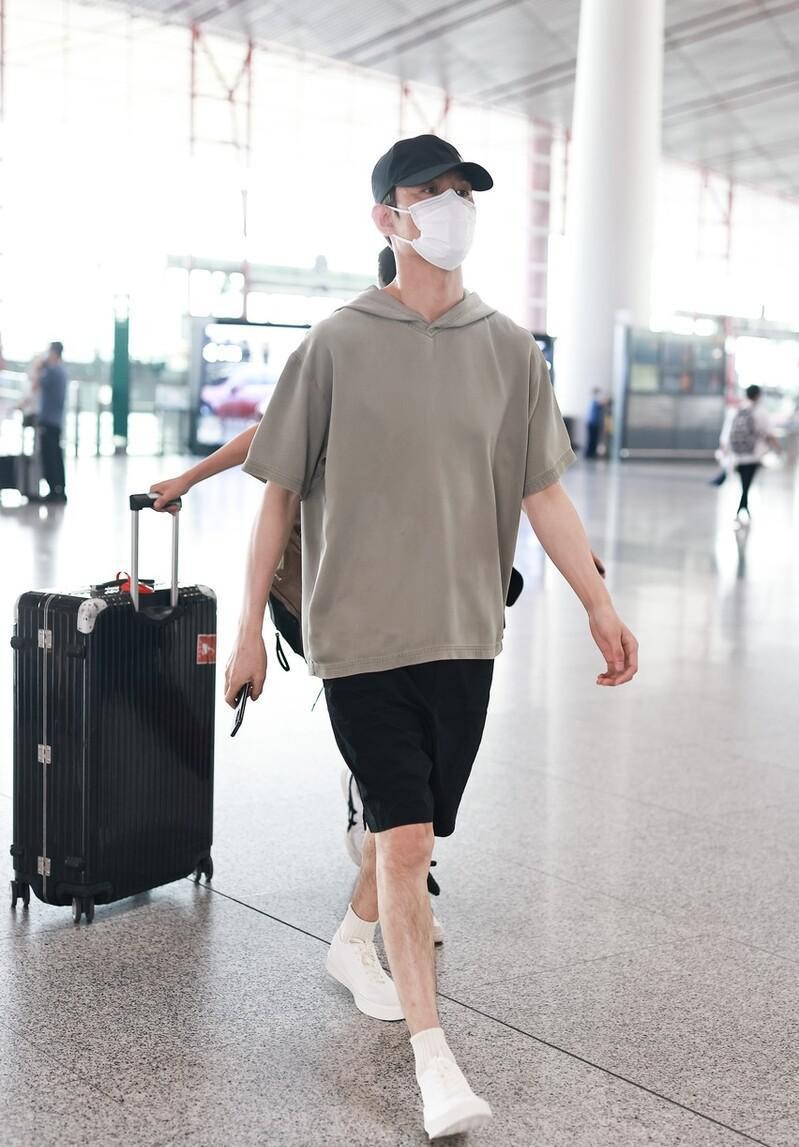 王凯长相白净细嫩,真实身高有1米82,穿休闲装肌肉藏不住了