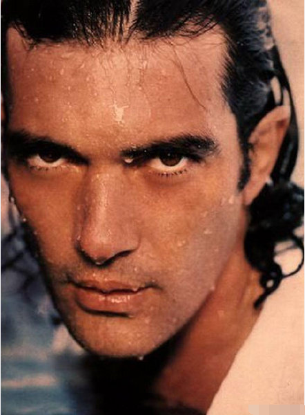 《佐罗的面具》安东尼奥班德拉斯感染新冠,60大寿隔离中度过