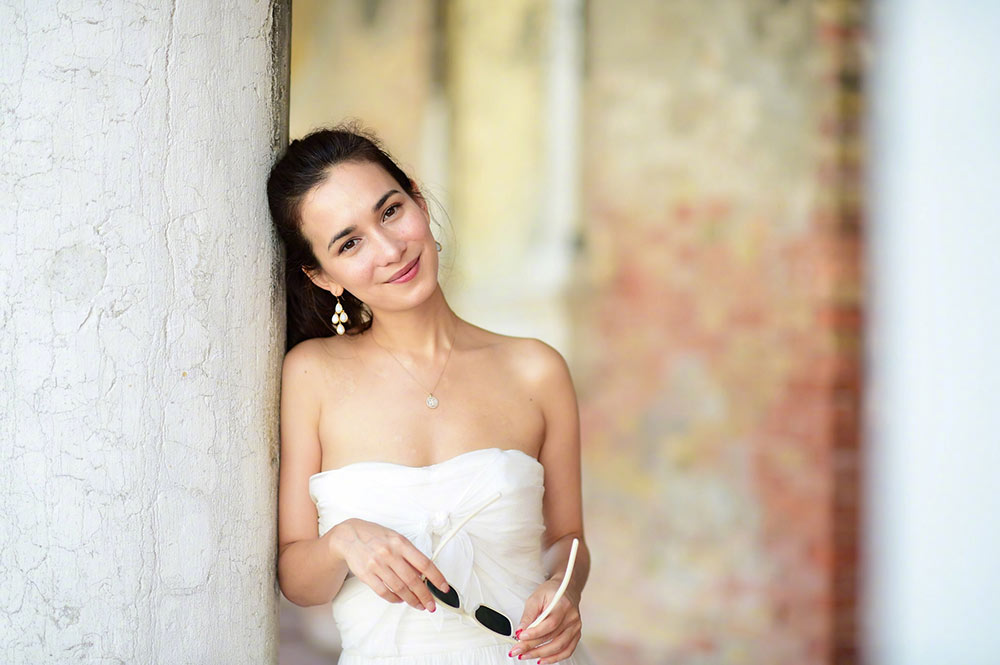 卢靖姗穿泳装跟老公韩庚亲密合照,网友:感觉像母子俩在拍合照