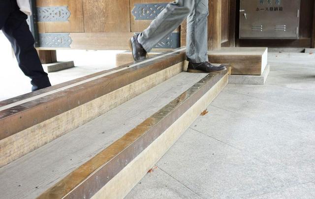 聪明人装防盗门的下门槛总会高2公分,老师傅是这么说的!好讲究