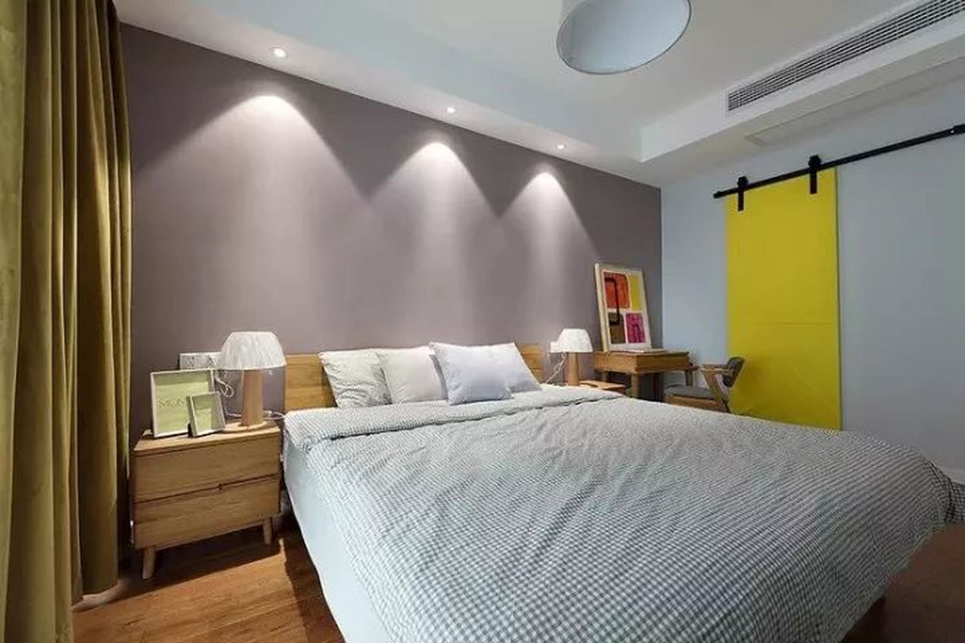 适合小户型卧室的天花板: 不做吊顶,只在四周走一圈石膏板,石膏线