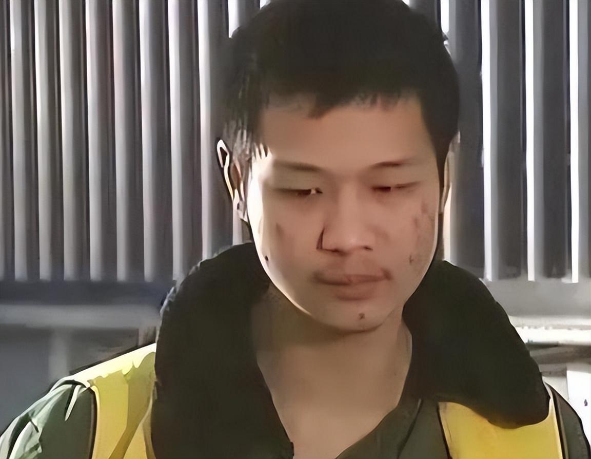 怀着对方伟召的恨,郭爽开始在网上宣泄自己的情绪,虚拟世界在此刻成为