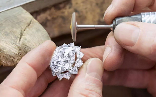 钻石是骗局吗?垄断多年后,被国内"假货"揭穿,称不值钱?