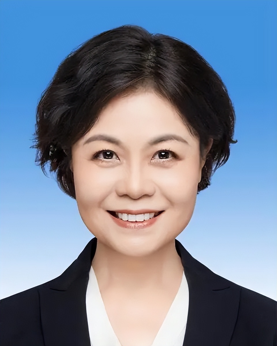 中央高颜值女干部走红,长相温婉笑容甜美,高中学历难掩出众能力