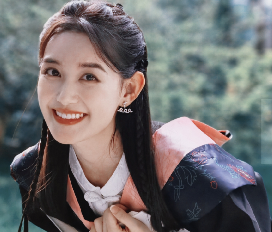 蒋依依中戏毕业照曝光,站c位被长发美女艳压,照片看出谁是团宠