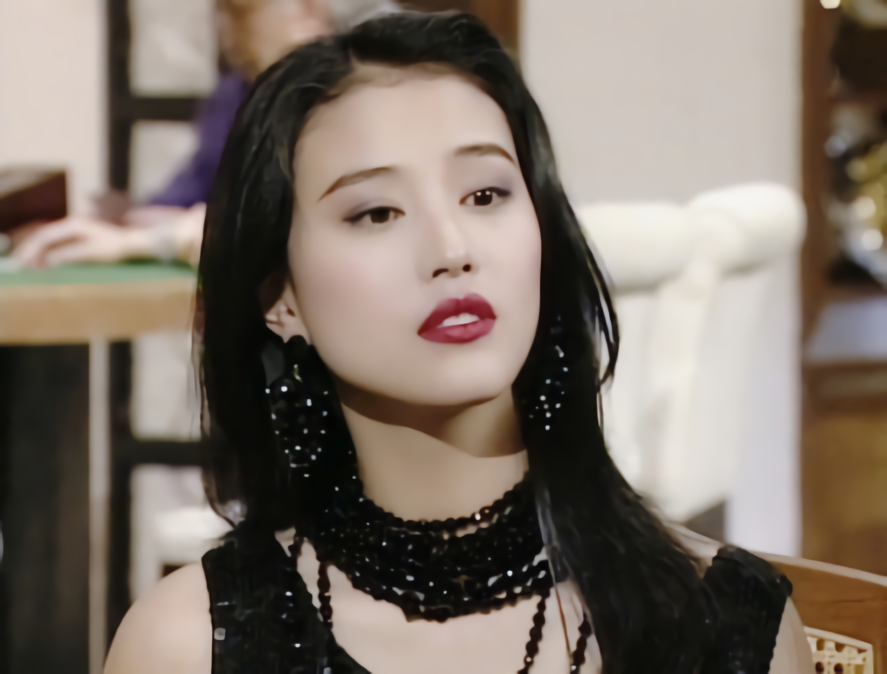 56岁的周海媚独居内地:一猫一狗很自在,这才是女人该有的样子