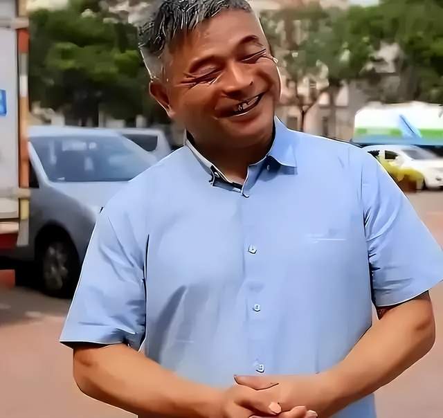 郭刚堂妻子试装画面流出,紫色旗袍显气质,脸上洋溢笑容好幸福