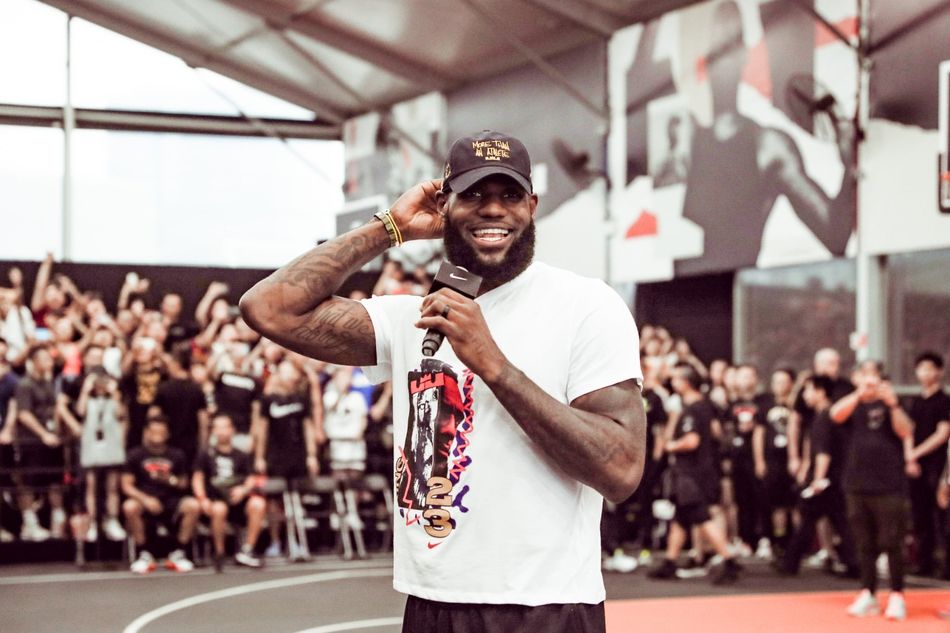 排面!詹姆斯看演唱会,现场8万人却喊他是mvp