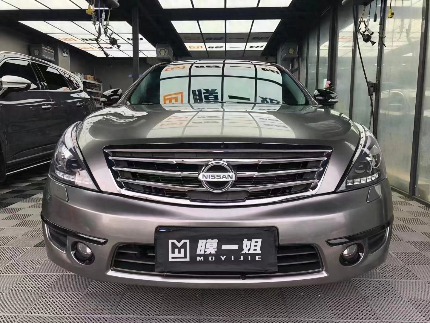 汽车改色:日产天籁改色膜一姐液态金属银,满满科技感,嘎嘎帅!