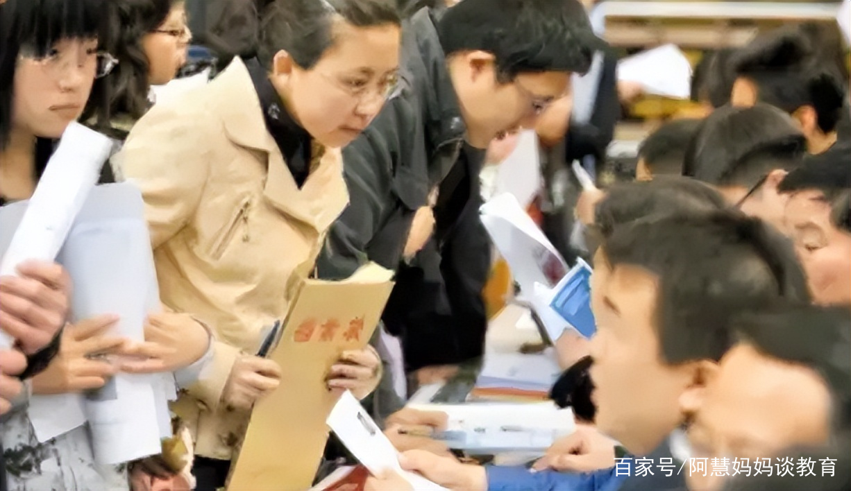穷人学历低(高学历的穷人和低学历富人)
