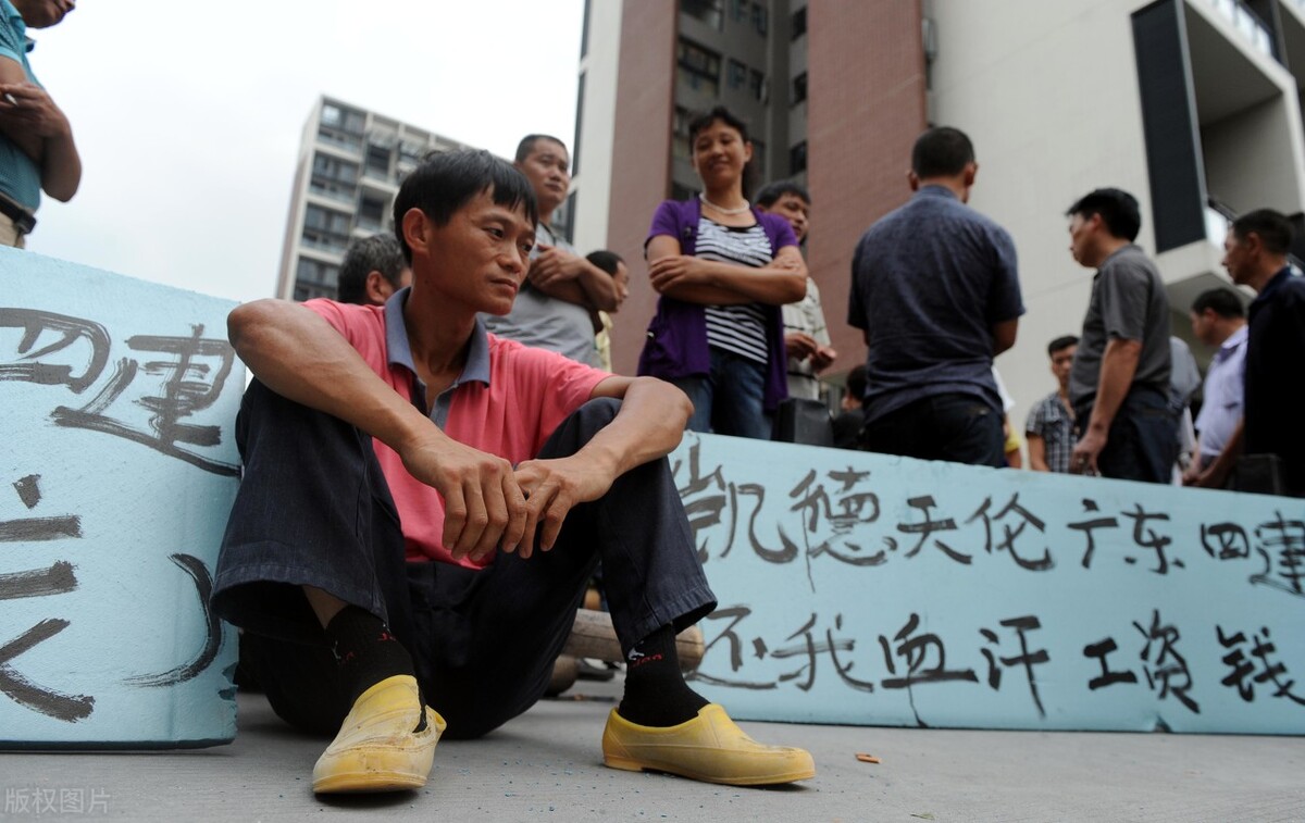 工人拉电闸,堵工地大门逼迫老板发工资