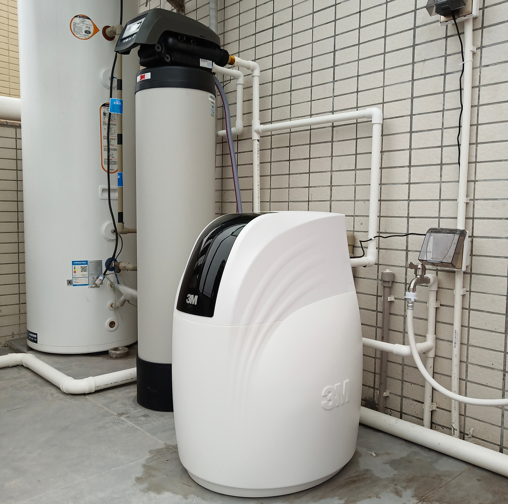 软水机这种净水设备,就是用来"软化"自来水的,一般安装在各种用水设备