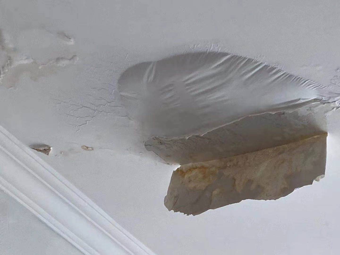 上海某小区顶楼漏水15年成了水帘洞,屋里满是霉斑钢筋都漏了出来