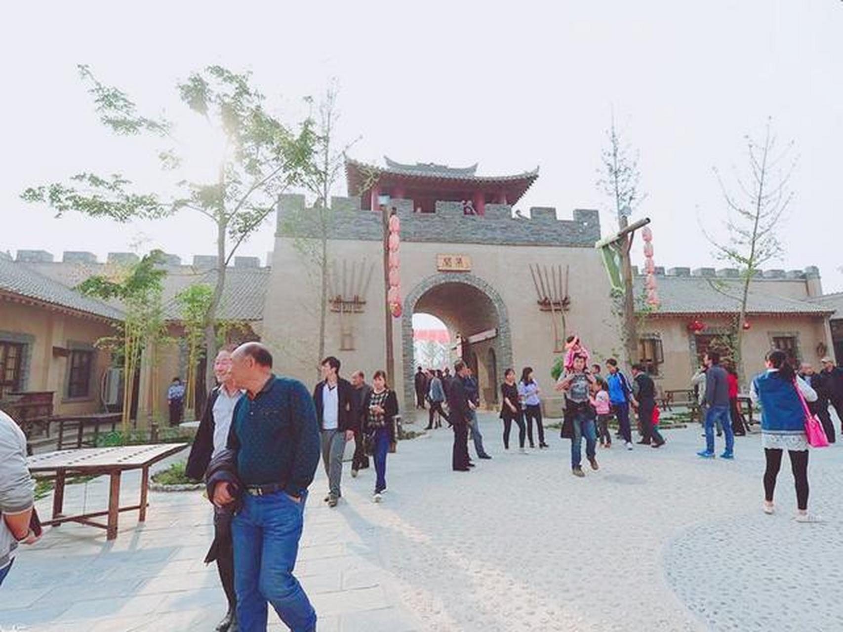 陕西礼泉县东黄村投入5亿建造的东黄小镇曾吸引大量游客,但如今游客