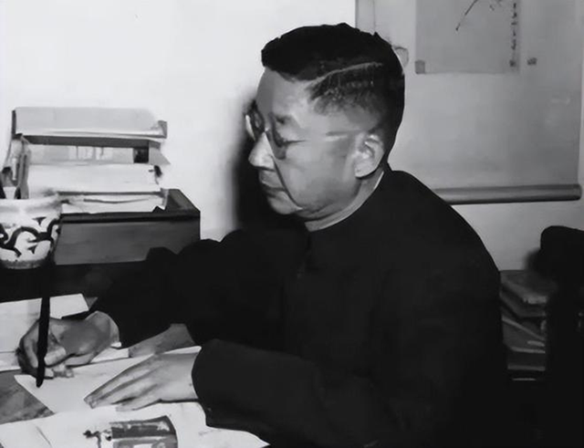 1966年老舍投湖自尽,留下两句遗言:总理最了解我,总理最了解我