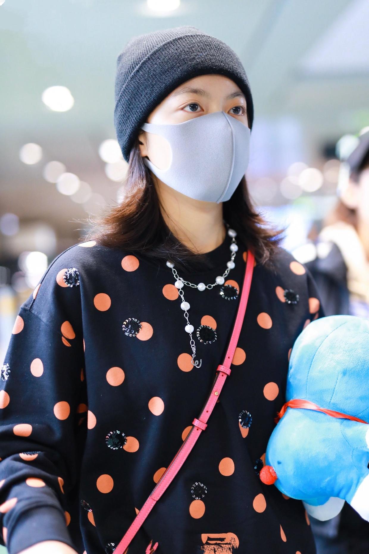 赵今麦走在时尚的前沿,简约的穿搭,一样时尚潮流