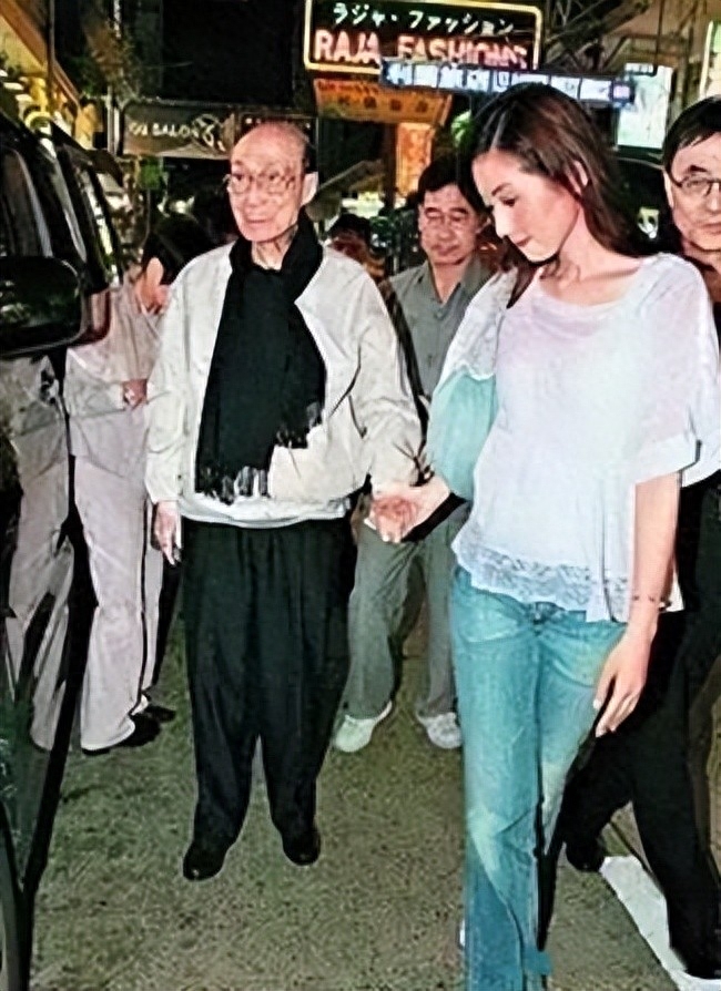 但这并不意味着张玉珊自此没有绯闻了,她只是不再和男明