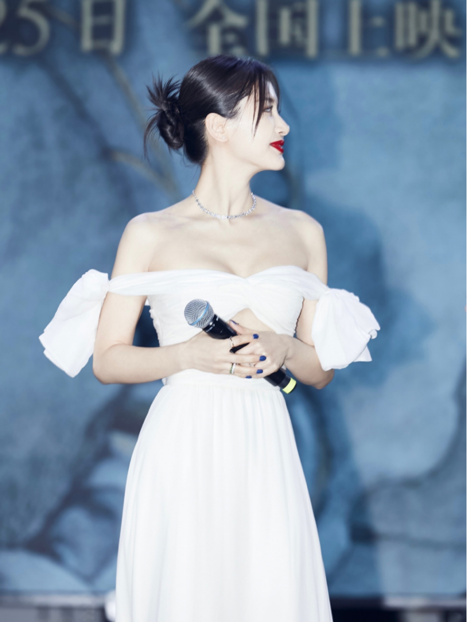 王子文穿白色礼服看着有1米7!一字领礼服配皇冠,肤白貌美气质好